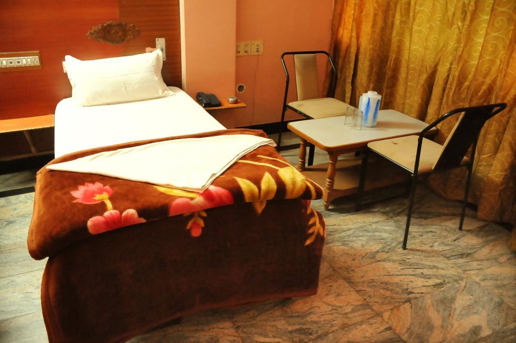 V.K.Residency Hotel Tirupati Exterior photo